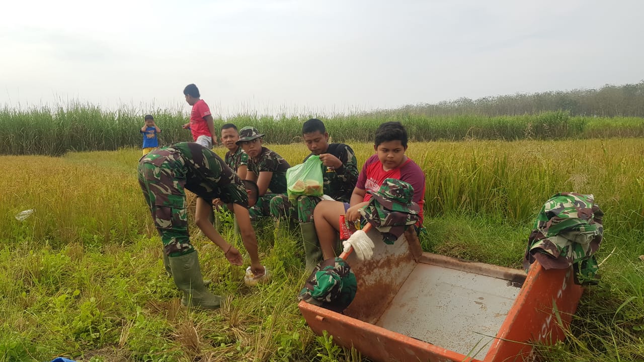Peran warga Pada TMMD selain mendukung tenaga mereka mengantarkan makanan dan minuman Peran warga Pada TMMD selain mendukung tenaga mereka mengantarkan makanan dan minuman