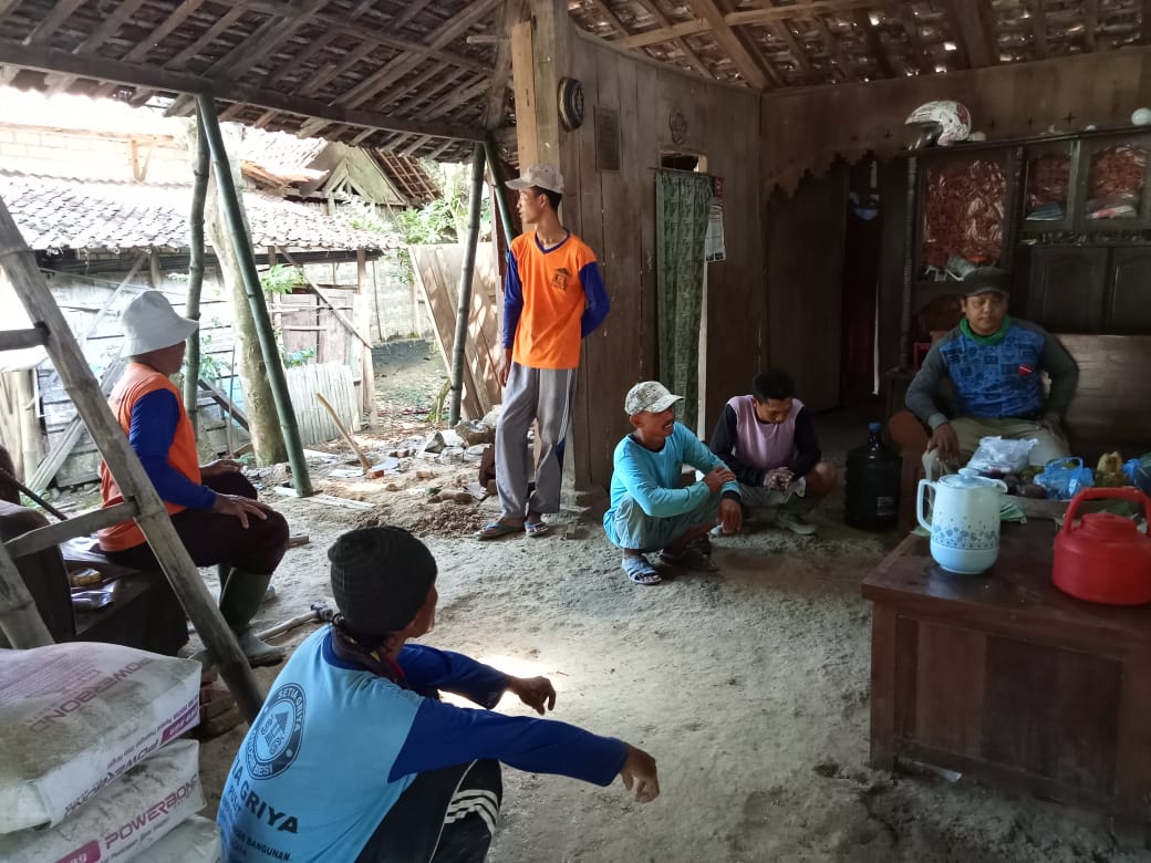 Tanpa Diberi Komando, Warga Dengan Senang Hati Membantu Bongkar Rumah Sripi. Tanpa Diberi Komando, Warga Dengan Senang Hati Membantu Bongkar Rumah Sripi.