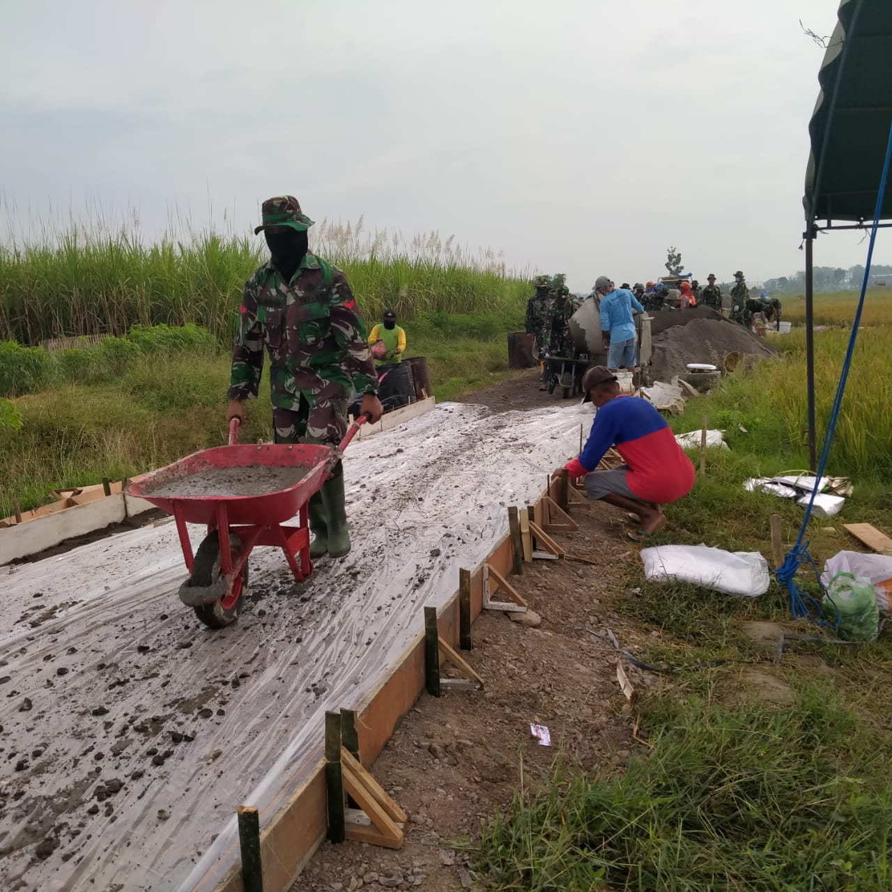 Jalan Desa Tamansari Yang Dulu Sepi Kini Mendadak Ramai Dipenuhi Tentara Dan Warga