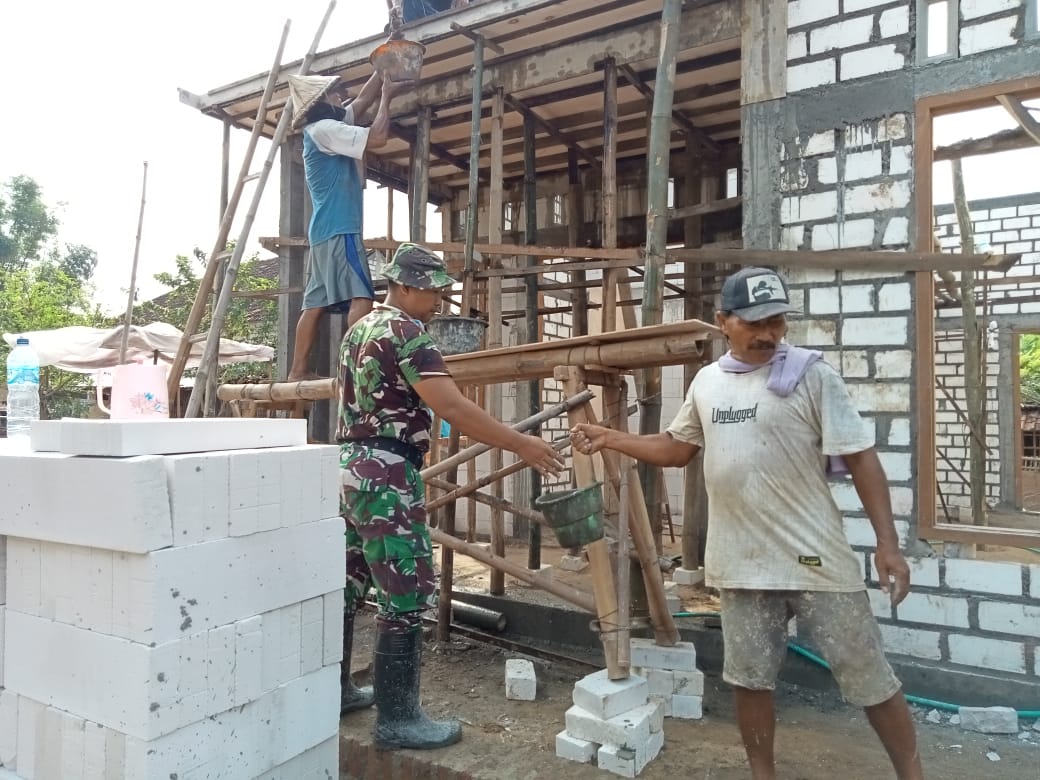 Personel TMMD 111 Bekerjasama Dengan Warga Untuk Mengecor Teras Rumah.