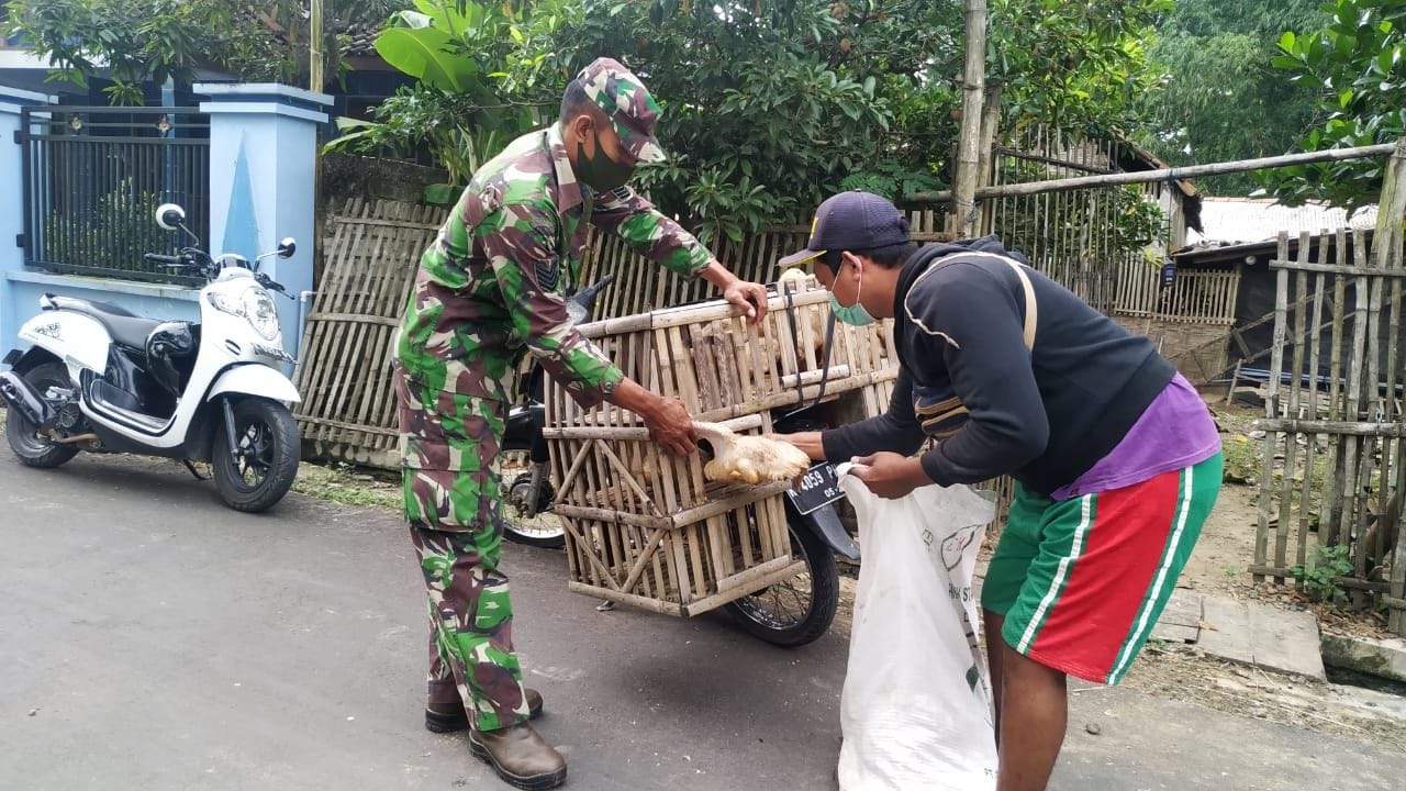 Anggota TMMD bantu warga Pedagang Ayam Keliling