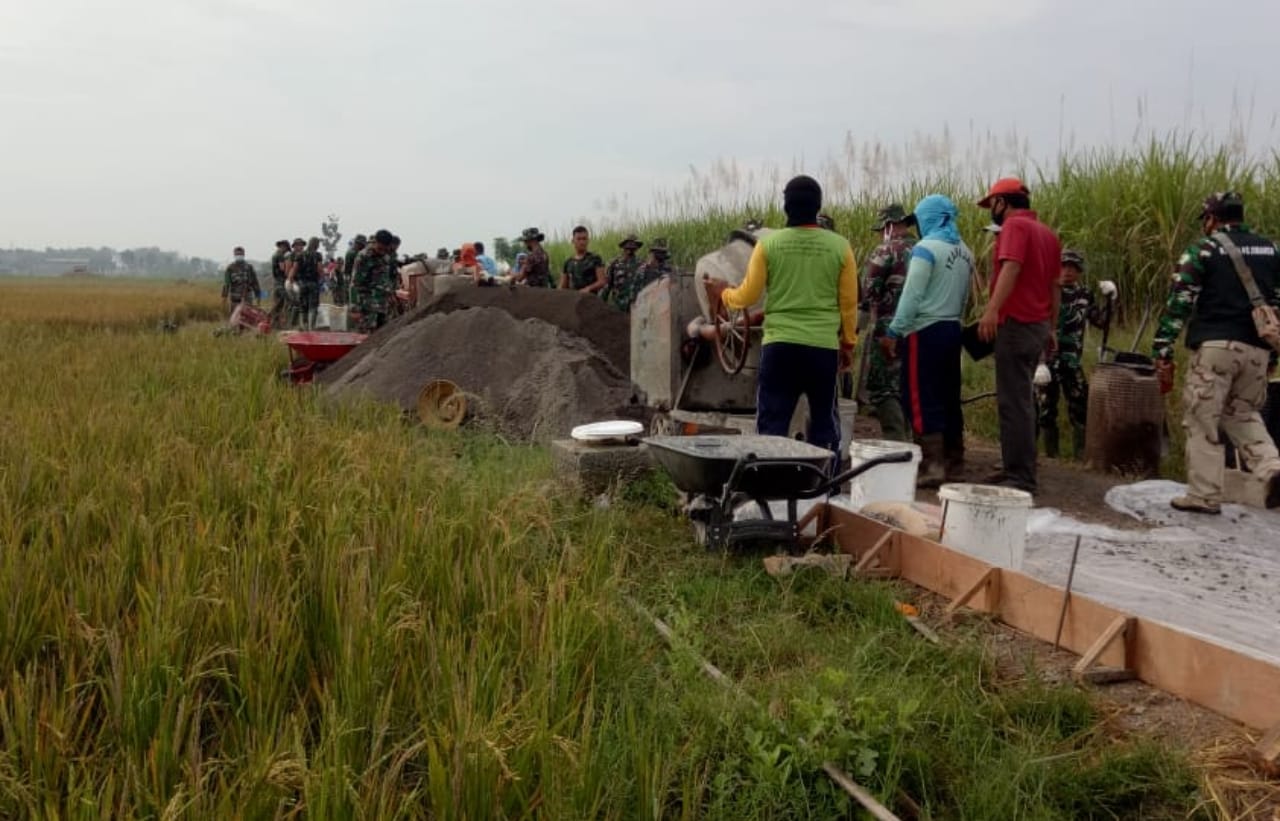 Tidak Mengenal Kata Berhenti Walaupun Hari Minggu Mesin Molen Tetap Berbunyi