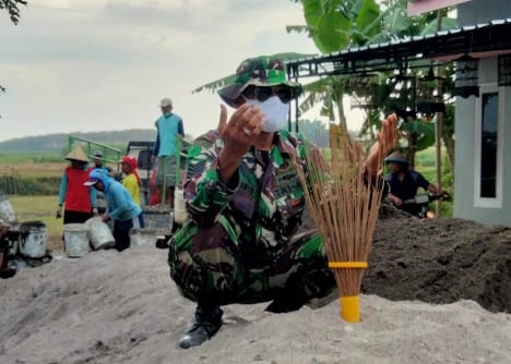 Beginilah Ritual Tolak Hujan Satgas TMMD Kodim Pati