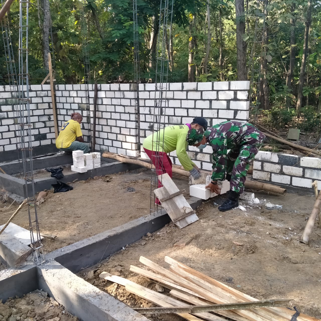 Pembangunan Rumah Sapari Sudah Sampai Tahap Pemasangan Dinding Rumah