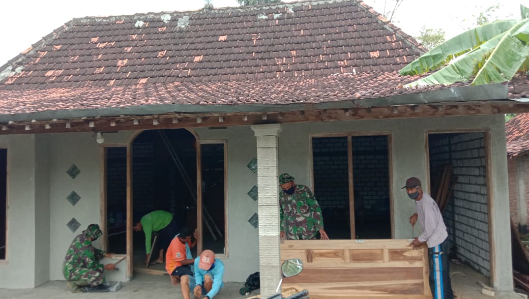 Pemasangan Daun Pintu RTLH Milik Santoso Pemasangan Daun Pintu RTLH Milik Santoso