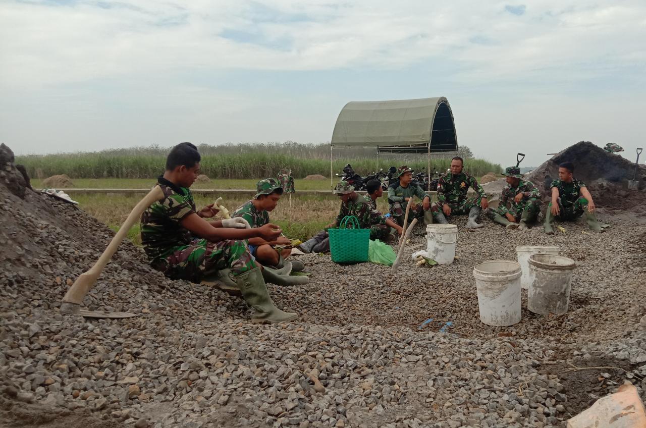 Padamnya Mesin Molen Saatnya Anggota Satgas TMMD Istirahat