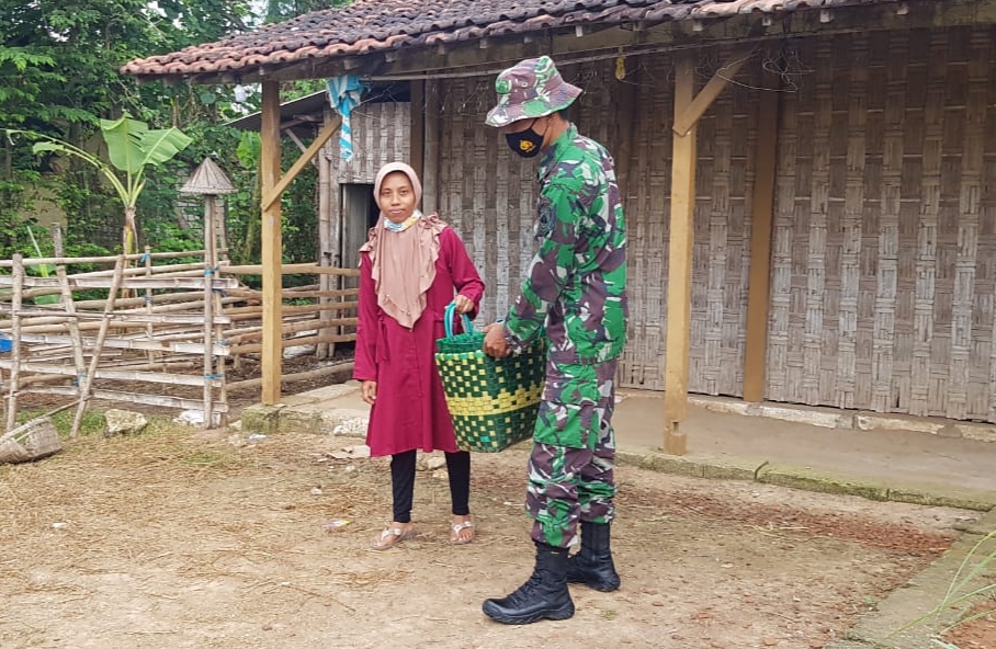 Ibu Sudarni Tukang Belanja Kebutuhan Dapur Satgas TMMD Ibu Sudarni Tukang Belanja Kebutuhan Dapur Satgas TMMD
