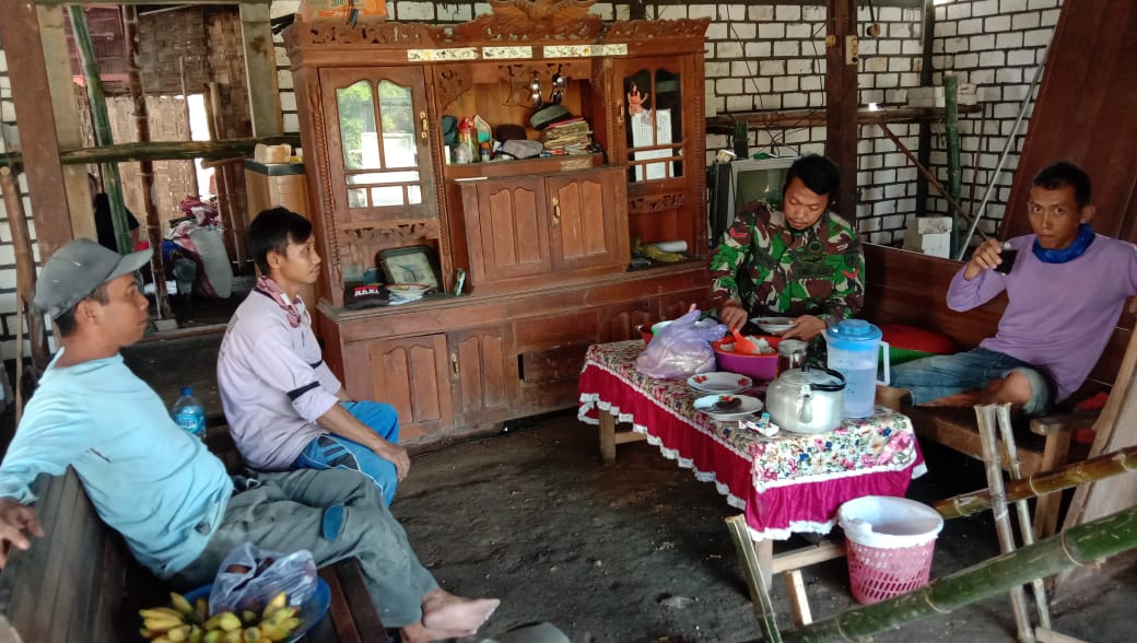 Keakraban Satgas TMMD Dengan Warga Keakraban Satgas TMMD Dengan Warga