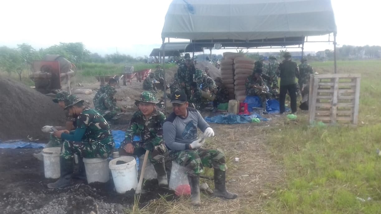 Satgas TMMD Istirahat Dilokasi Pekerjaan  Diiringi Senda Gurau Hilangkan Lelah