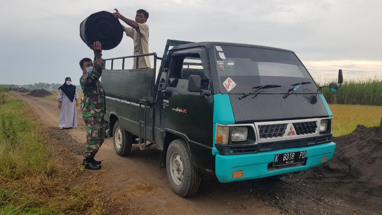 Tambah Dukungan Tong Penampung Air, Satgas TMMD Maksimalkan Pekerjaan Jalan Betonisasi Tambah Dukungan Tong Penampung Air, Satgas TMMD Maksimalkan Pekerjaan Jalan Betonisasi