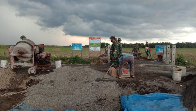 Cuaca yang Tidak Menentu Tak Membuat Pengerjaan Pengecoran Jalan Berhenti Cuaca yang Tidak Menentu Tak Membuat Pengerjaan Pengecoran Jalan Berhenti