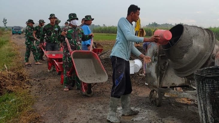 Cuaca Cerah Satgas TMMD Tetap Semangat Mengecor Jalan Betonisasi Cuaca Cerah Satgas TMMD Tetap Semangat Mengecor Jalan Betonisasi