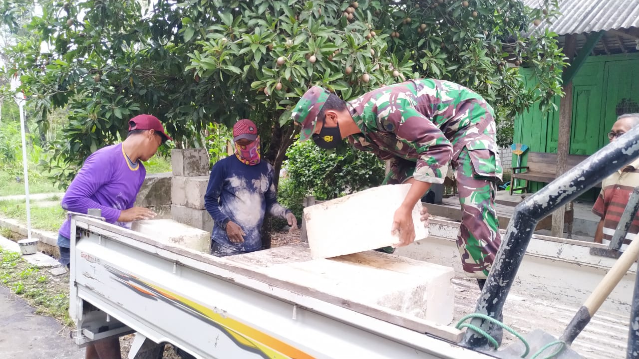 Datangkan Kembali Batu Kumbung, Satgas TMMD Bersama Warga Turunkan Batu Kumbung Datangkan Kembali Batu Kumbung, Satgas TMMD Bersama Warga Turunkan Batu Kumbung