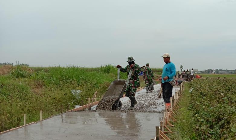 Semangat Luar Biasa anggota TNI dan Warga Desa Tamansari Semangat Luar Biasa anggota TNI dan Warga Desa Tamansari