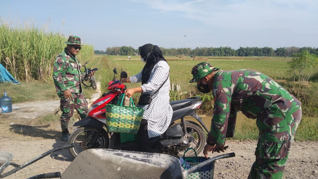 Peran Ibu-Ibu Dalam Pengerjaan Pengecoran Jalan Tamansari