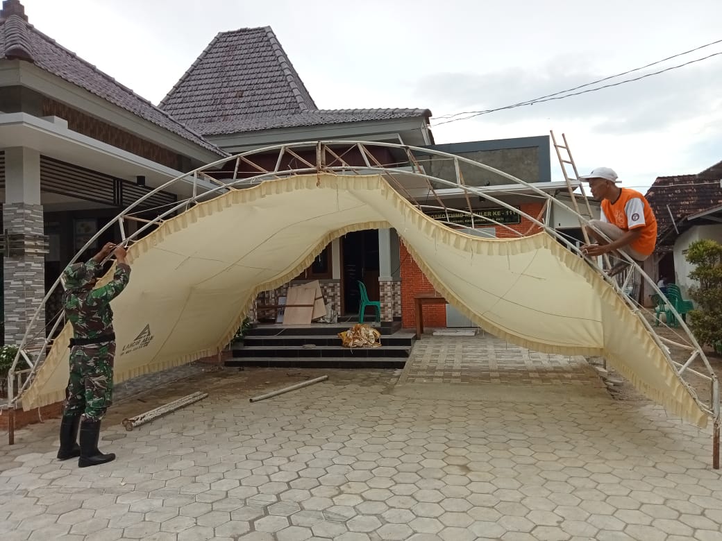 Balai Desa Tamansari Dipasangi Tenda Layaknya Orang Hajatan. Balai Desa Tamansari Dipasangi Tenda Layaknya Orang Hajatan.