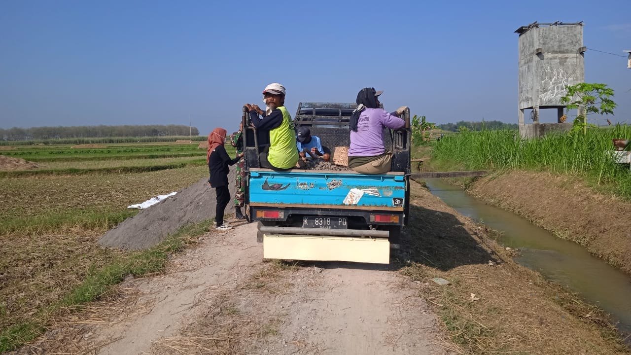 Kondisi Jalan Makadam Bukan Menjadi Hambatan Untuk Pengiriman Bahan Material