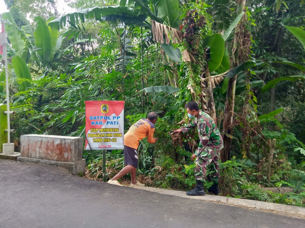 Bantu Membersihkan Semak-Semak, Serda Muslimin Juga Sisipkan Himbauan Protokol Kesehatan Bantu Membersihkan Semak-Semak, Serda Muslimin Juga Sisipkan Himbauan Protokol Kesehatan