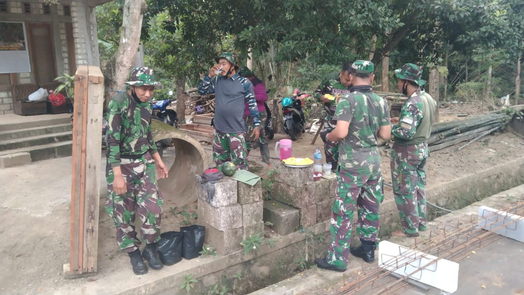 Di Sela-sela Istirahat Siang Menikmati Buah Dari Warga