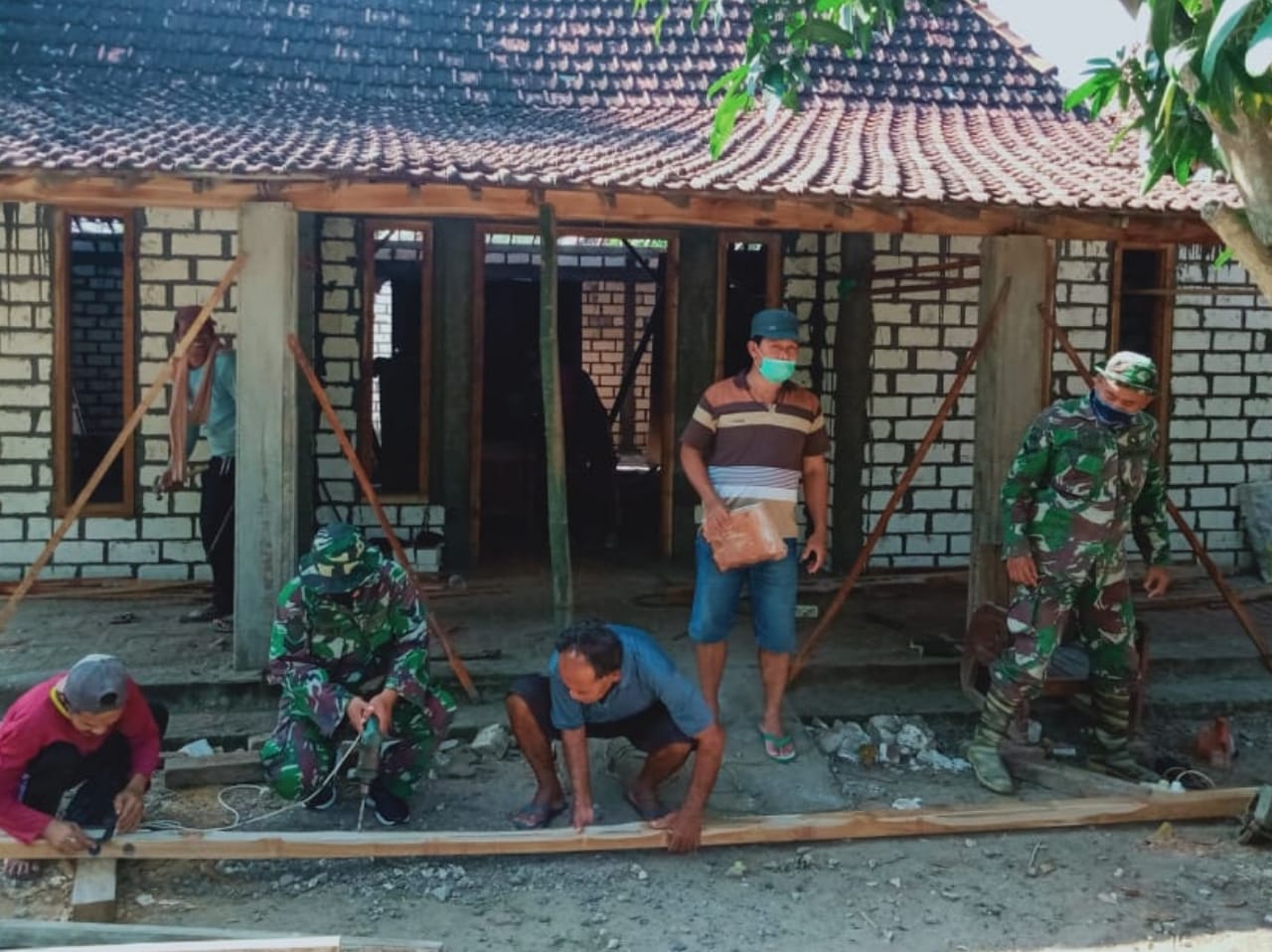 Kolaborasi Di Sektor Rehab Rumah, Satgas Terus Bekerja Selesaikan Rehab Rumah Milik Santoso