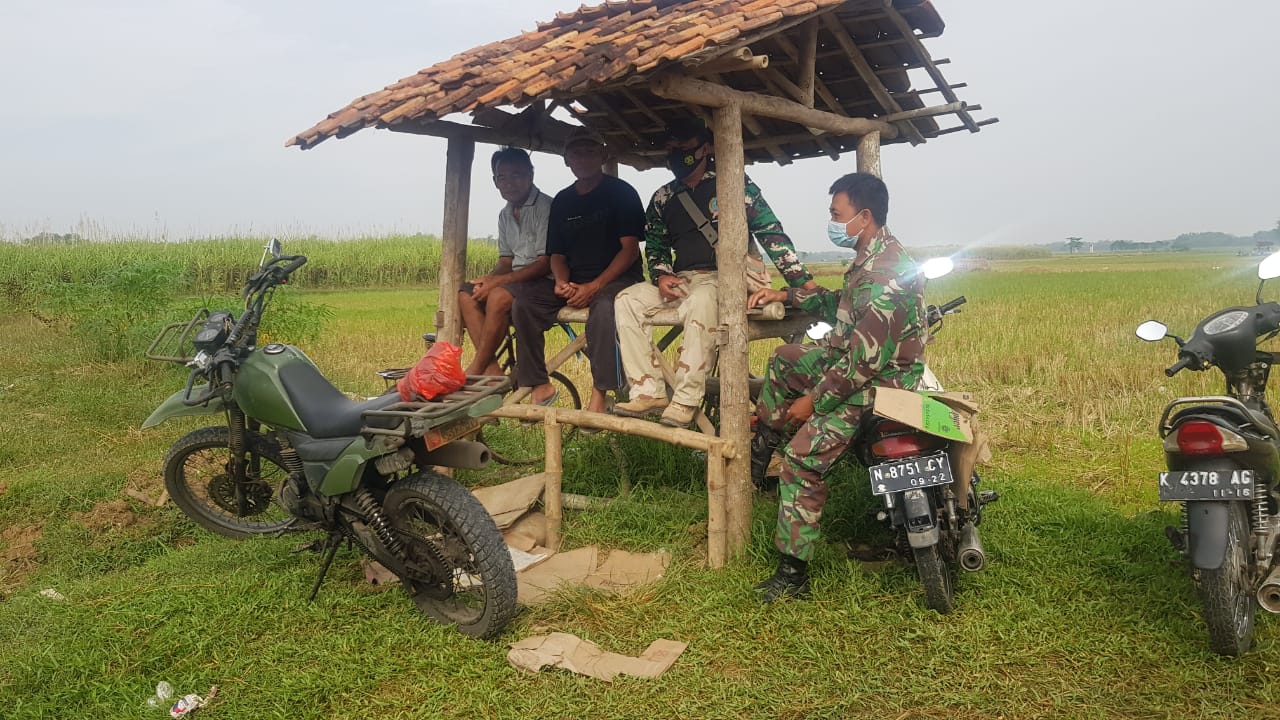 Gunakan waktu istirahat nongkrong bareng warga untuk jalin keakraban