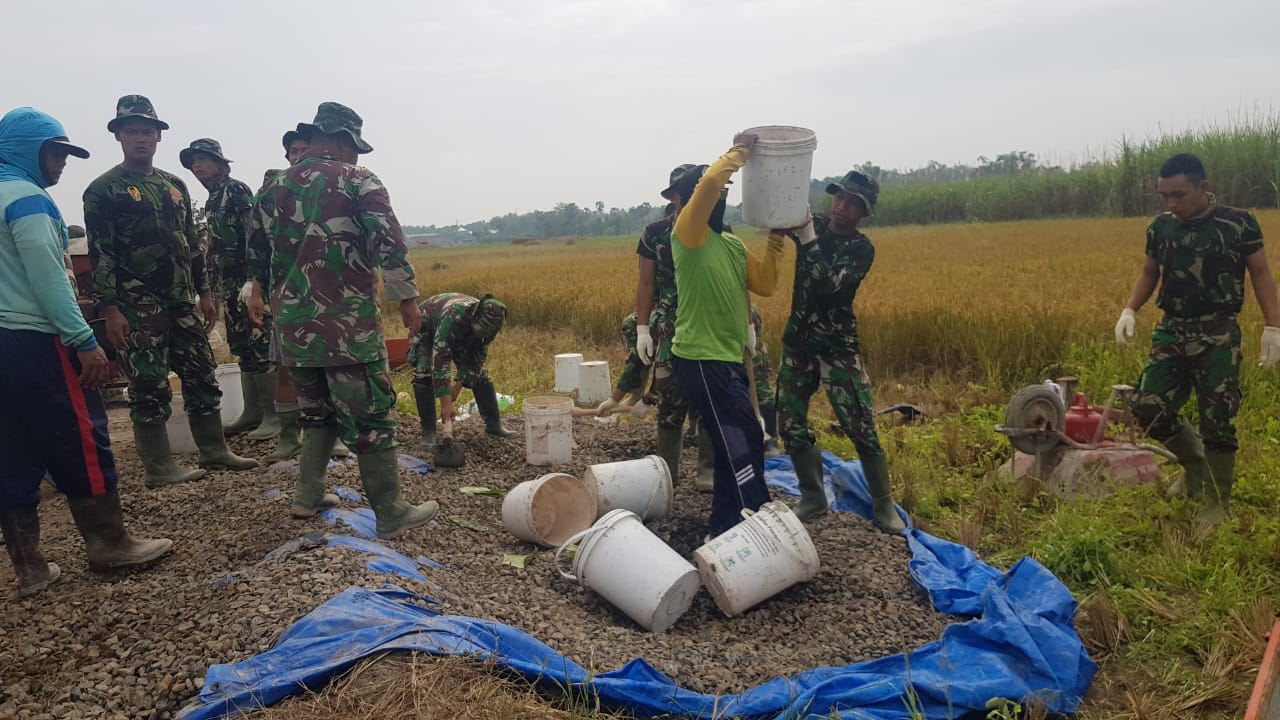 Satgas TMMD 111 Pati Fokuskan Pekerjaan Pengecoran Jalan Betonisasi