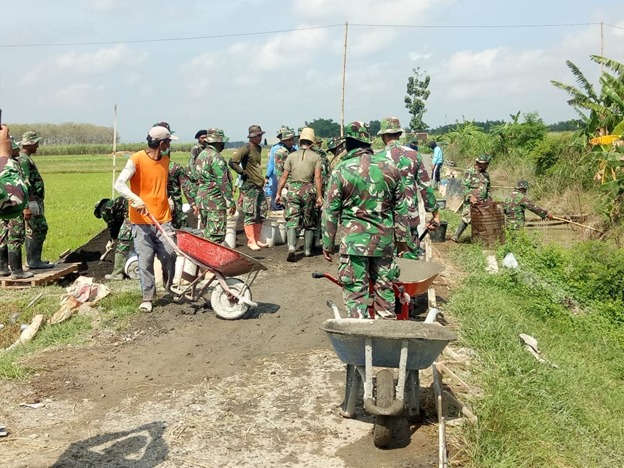 Tak Ada Rotan Akar Pun Jadi, Anggota Satgas Memakai Ember Kecil Untuk Pelindung Kepala