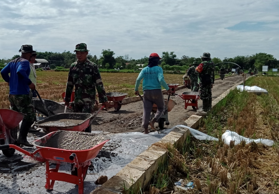Hari ini Sertu Ngadiono Tampak Di Lokasi Pengecoran Sasaran Fisik TMMD Hari ini Sertu Ngadiono Tampak Di Lokasi Pengecoran Sasaran Fisik TMMD