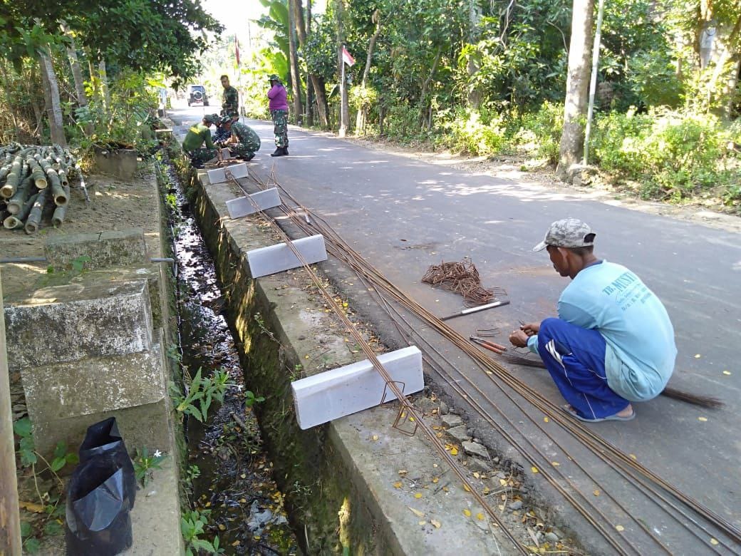 Kualitas Besi Memperkokoh Satgas TMMD Dalam Merangkai Kolom Behel Dan Pondasi