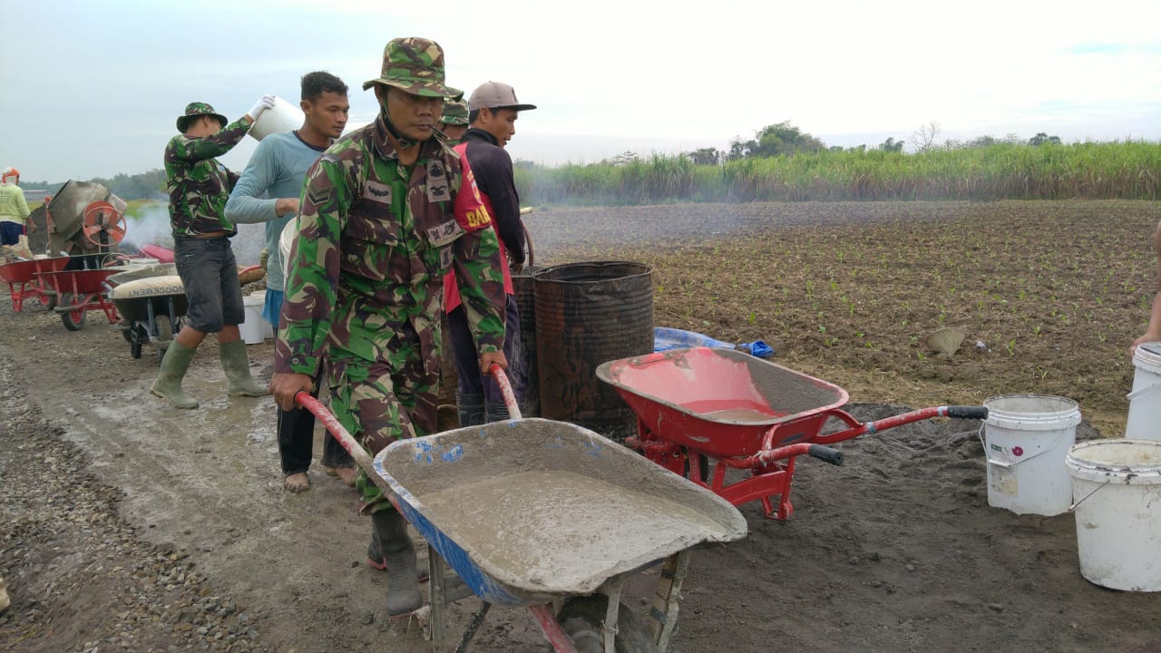 Badan Kekar Tampang Sangar, Sersan Satu TNI Angkatan Darat Imron Mendorong Gerobak Semen Badan Kekar Tampang Sangar, Sersan Satu TNI Angkatan Darat Imron Mendorong Gerobak Semen