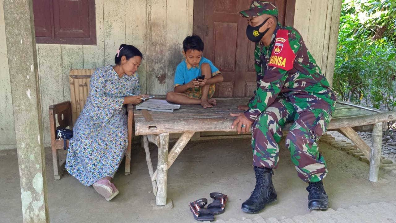 Anggota  Kodim Pati Menyambangi Salah Satu Rumah Warga