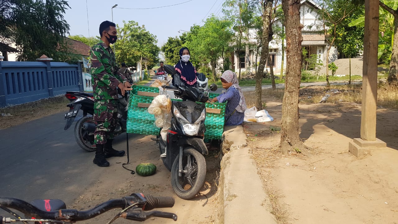 Satgas TMMD Reg.111 Kodim Pati Dengan Santai Sambil Sosialisasi Protokol Kesehatan