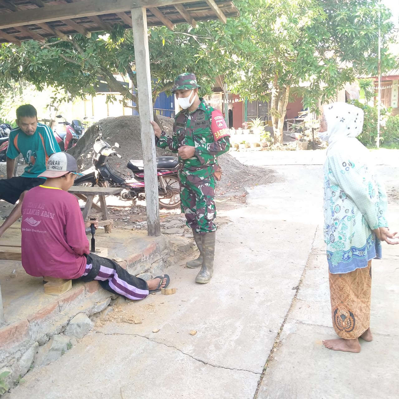 Ngasirah(60) Antusias Dengarkan Penjelasan Dari Babinsa Desa Tamansari