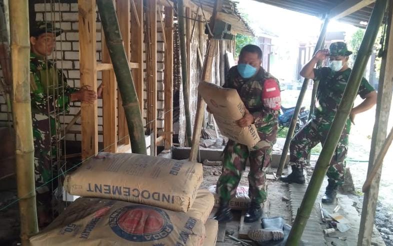 Anggota TNI Satgas TMMD Langsir Semen Anggota TNI Satgas TMMD Langsir Semen