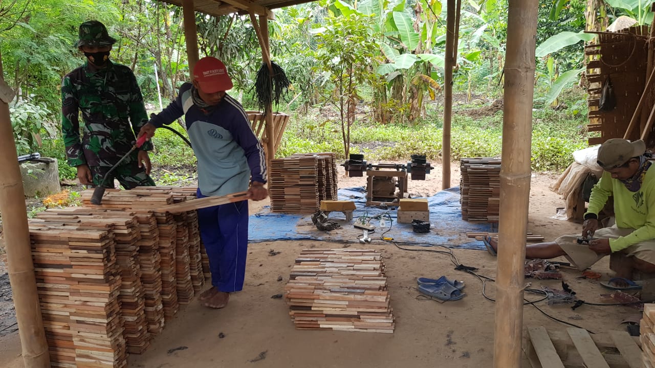 Jalin Keakraban Satgas TMMD Komsos Dengan Pengusaha Kerajinan Kayu dan Beri Motivasi Jalin Keakraban Satgas TMMD Komsos Dengan Pengusaha Kerajinan Kayu dan Beri Motivasi