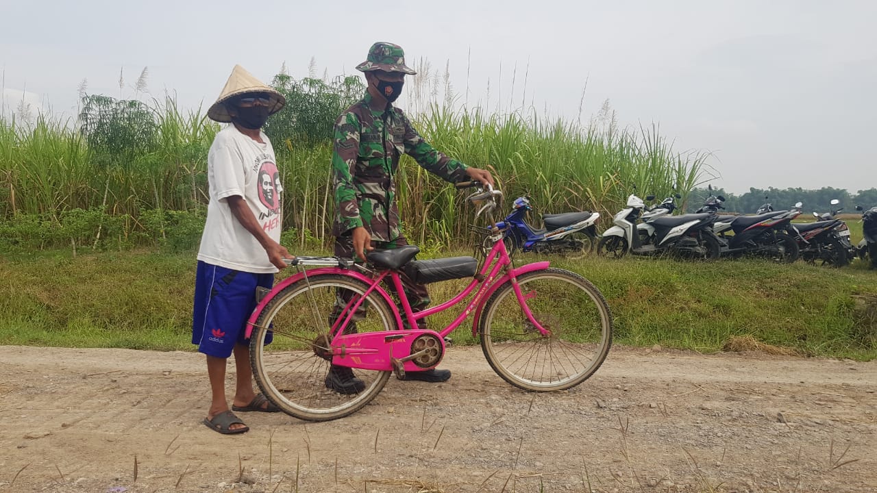 Mbah Warno Juga Antusias Mengikuti Gotong-Royong Betonisasi Jalan Mbah Warno Juga Antusias Mengikuti Gotong-Royong Betonisasi Jalan