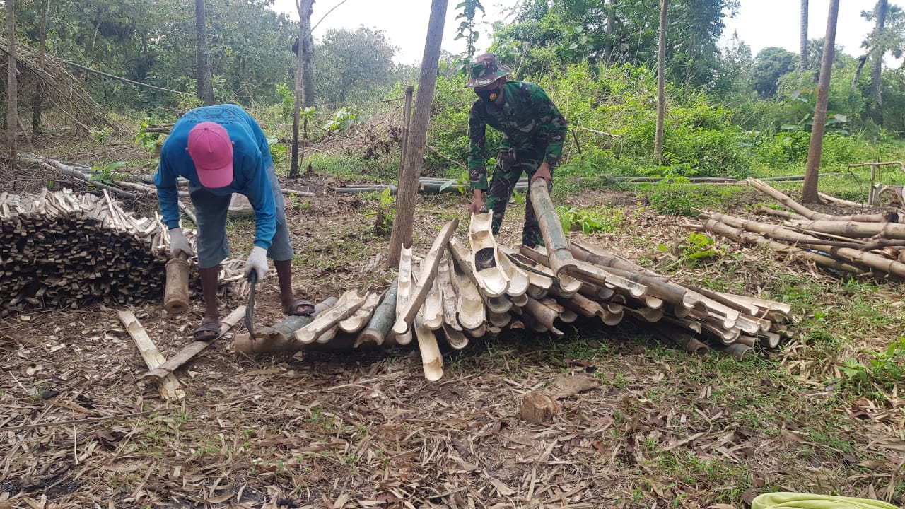 Terjalinnya Keakraban, TNI Bantu Warga Membuat Lanjaran Pare