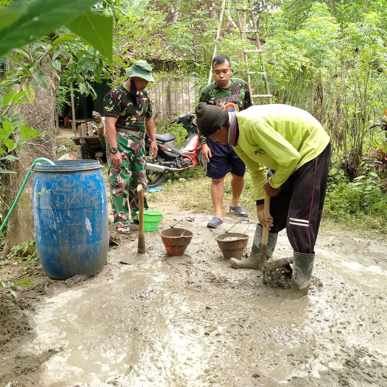 Pembuatan Sloof Di rumah Sripi, Adukan Betonnya Dilakukan Dengan Cara Manual Pembuatan Sloof Di rumah Sripi, Adukan Betonnya Dilakukan Dengan Cara Manual