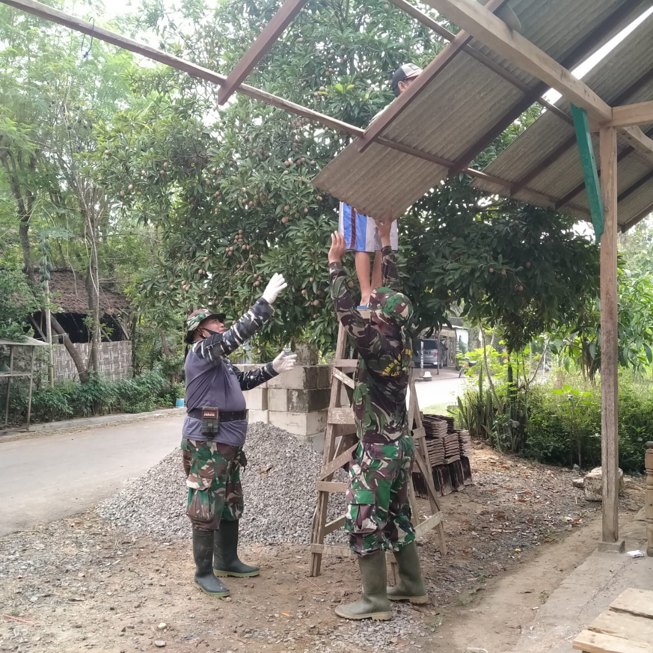 Anggota TNI Bersama Dengan Warga Lakukan Pembongkaran Atap Rumah Suyono