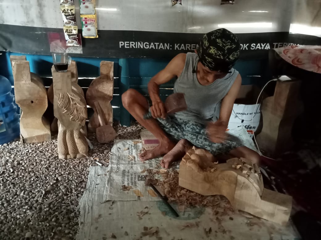 Satgas TMMD 111 Berikan Motivasi Pengrajin Ukiran Dari Bahan Limbah Kayu.