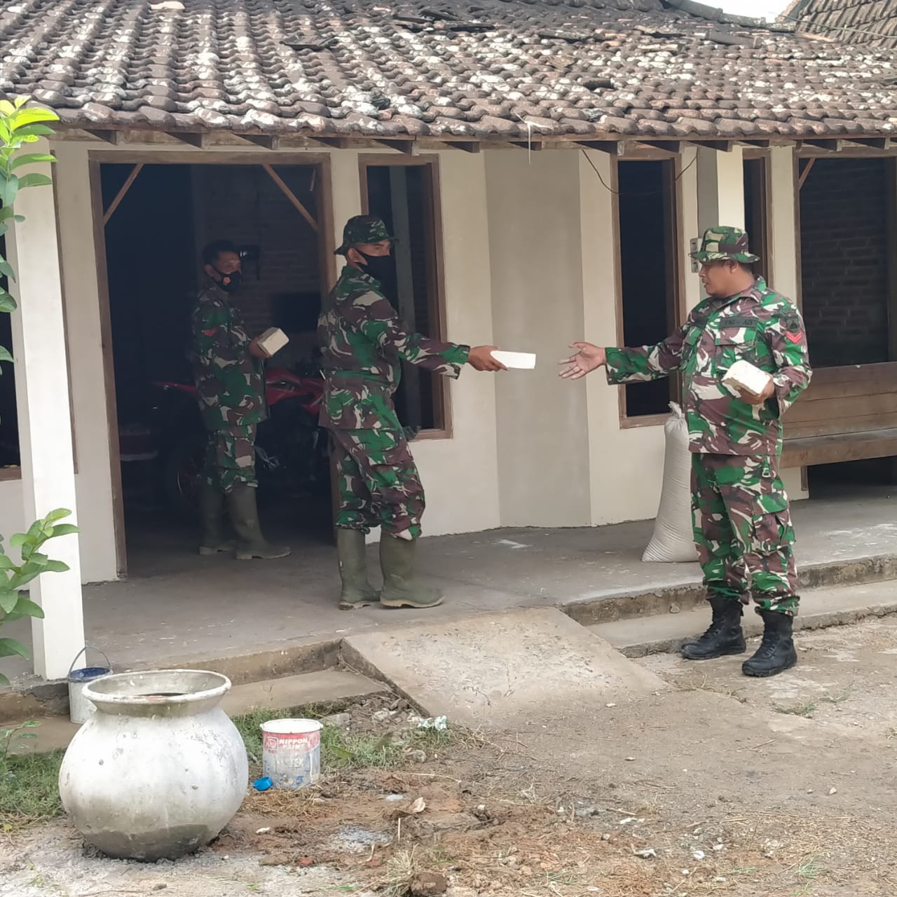 Anggota TNI Satuan Tugas TMMD Bantu Bereskan Sisa Material Dari Dalam Rumah Nyono. Anggota TNI Satuan Tugas TMMD Bantu Bereskan Sisa Material Dari Dalam Rumah Nyono.