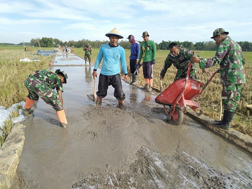 Semangat Satgas TMMD  Nyemplung di Adonan Cor