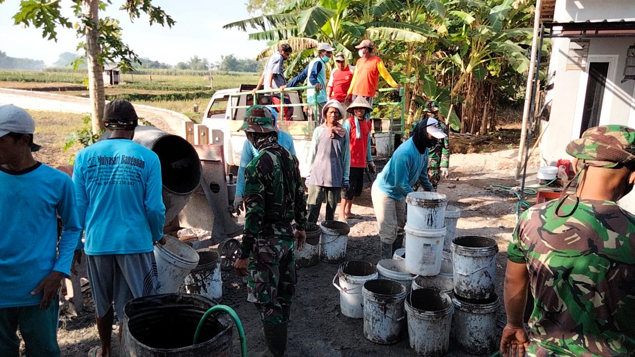 Menggunakan Mobil Pickup, Adukan Diangkut ke Lokasi Pengecoran Jalan.