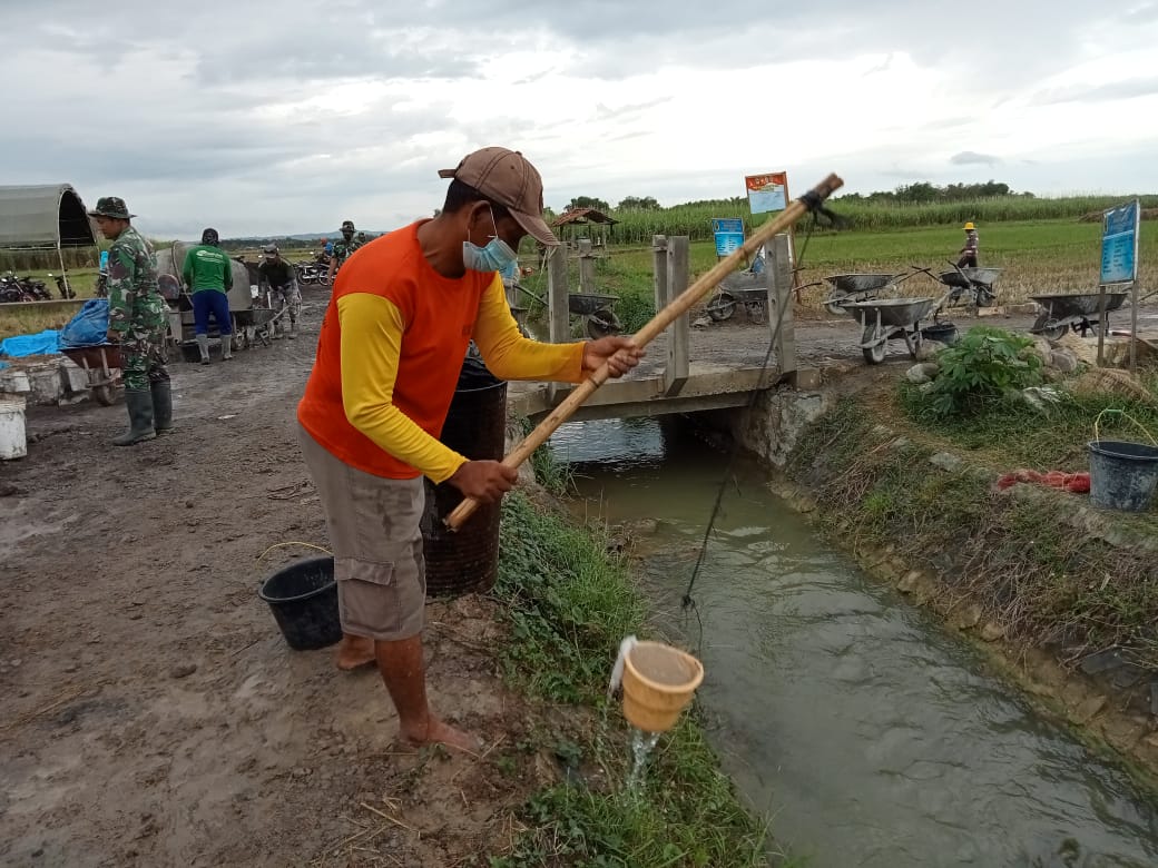 Karmani Sangat Bersemangat Bergotong Royong Di Betonisasi Jalan