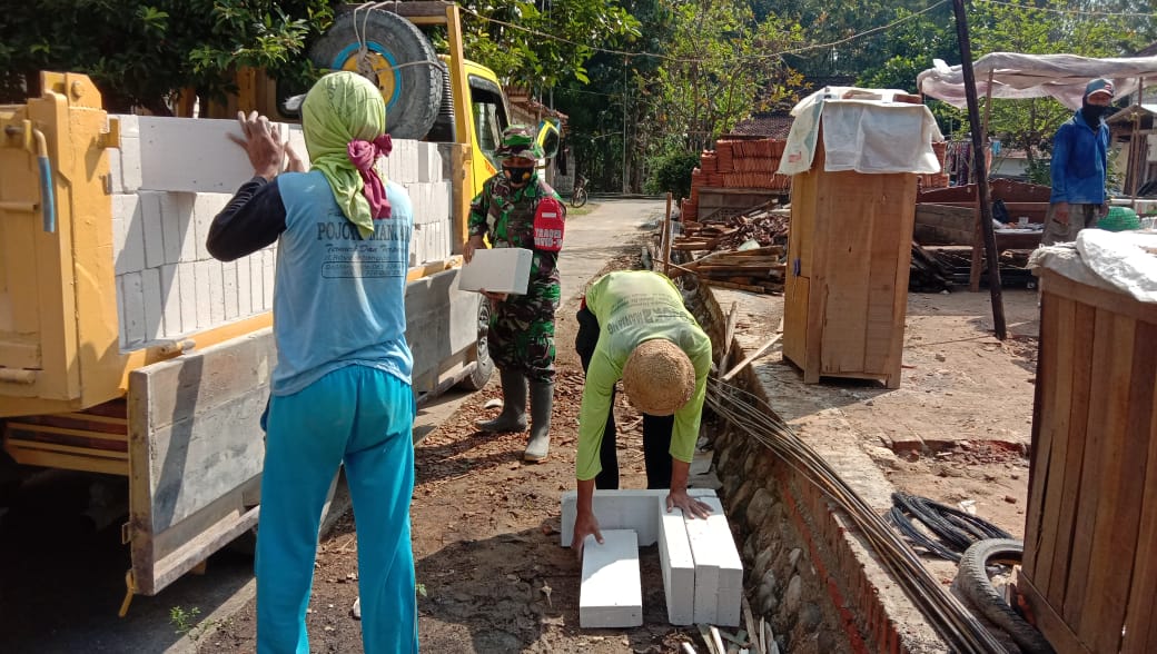 Angkat Material Batako Juga Dilakoni Sosok TNI Babinsa Sertu M. Jumroni