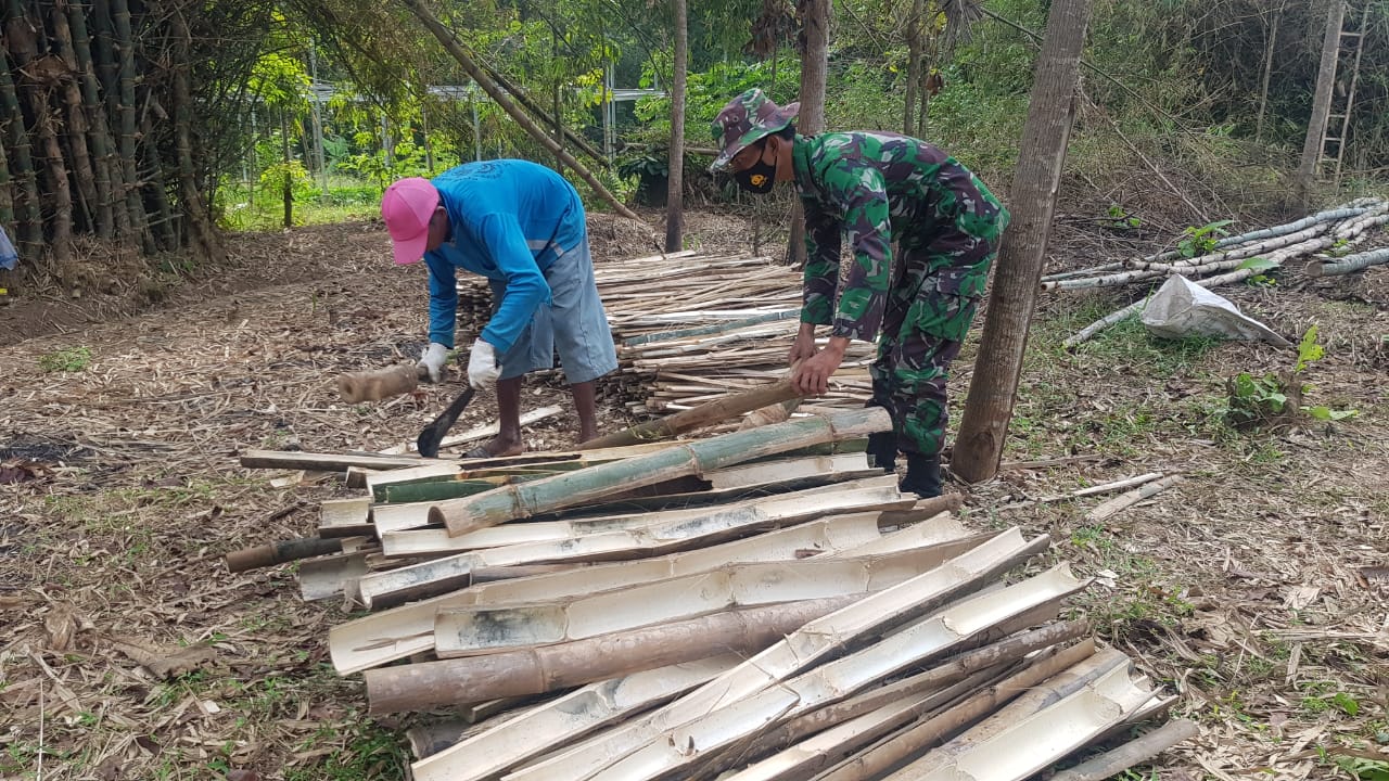 Suwarjo Siapkan Bilah Bambu Untuk Lanjaran Tanaman Kacang Panjang