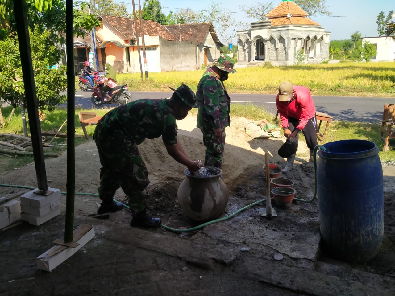 Satgas TMMD Kodim 0718/Pati Tetap Semangat Membangun Rumah Milik Sukur