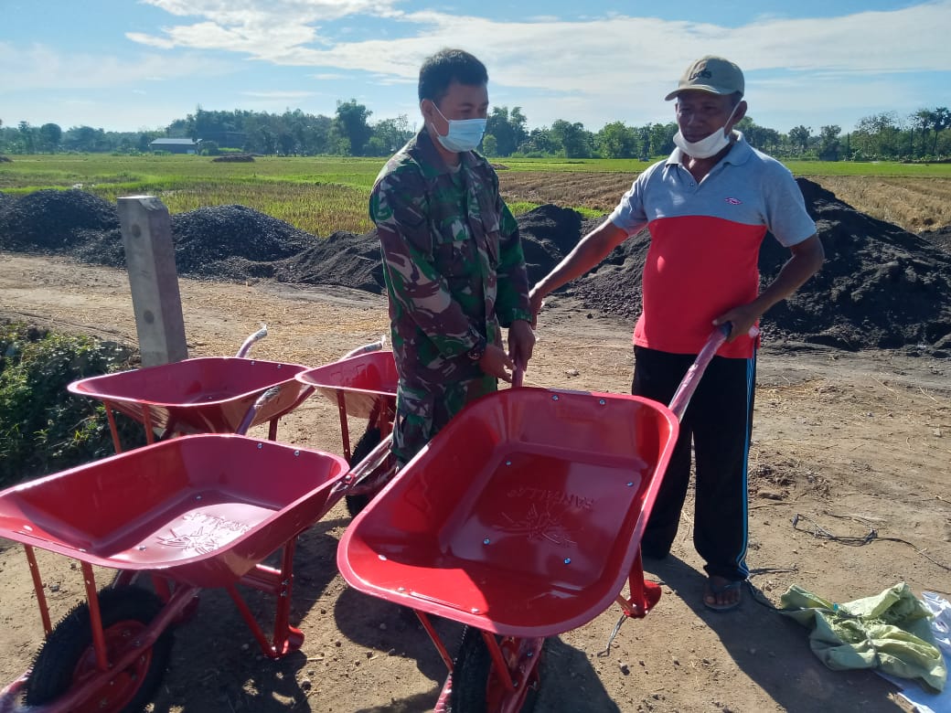 Mbah Jamal Serahkan Angkong Untuk Mendukung Kegiatan Betonisasi Jalan