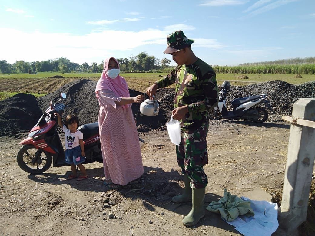 Satgas TMMD Kodim Pati Pelepas Dahaga dari Ibu Desa Satgas TMMD Kodim Pati Pelepas Dahaga dari Ibu Desa