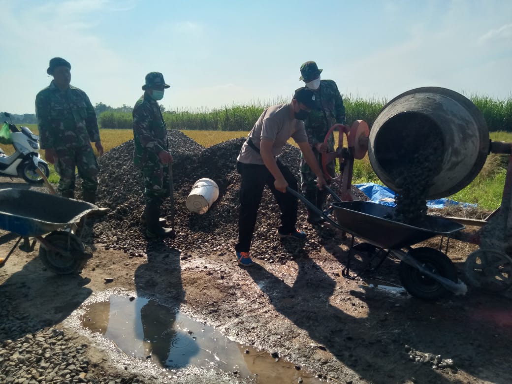 TNI-Polri Juga Bersinergi Dalam Kegiatan Betonisasi Jalan Di Desa Tamansari